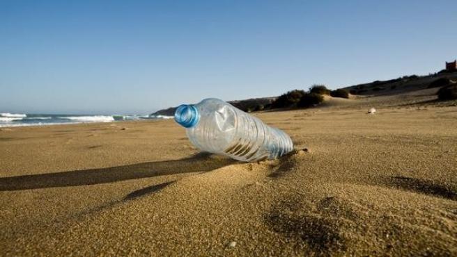 Botella de plástico usada en la playa